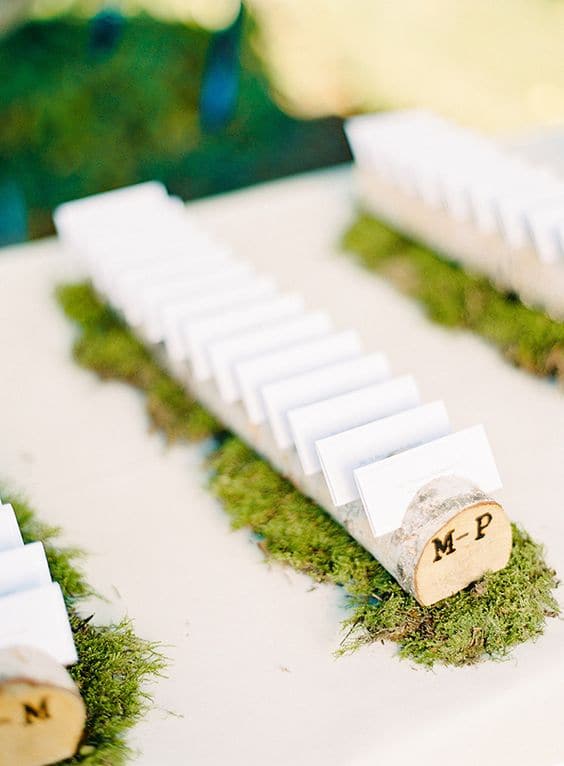 tarjetas-de-escolta-de-boda-en-ramas-de-madera-en-moss-min