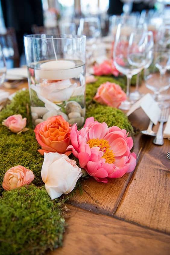 Centros de mesa organicos hechos con peonias y musgo min