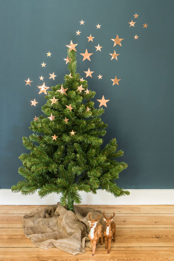 árbol de navidad minimalista con estrellas