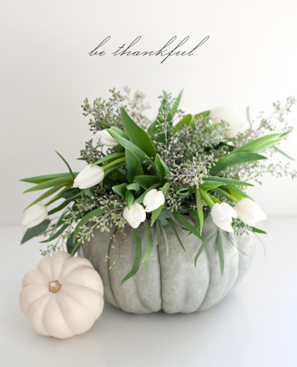 Centro de mesa de bricolaje con calabazas para el otoño