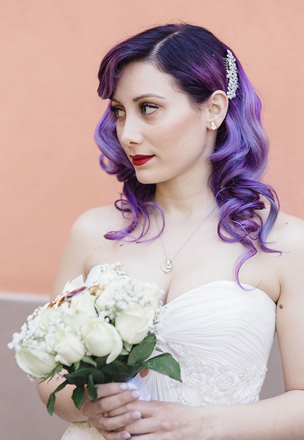 novia con cabello morado