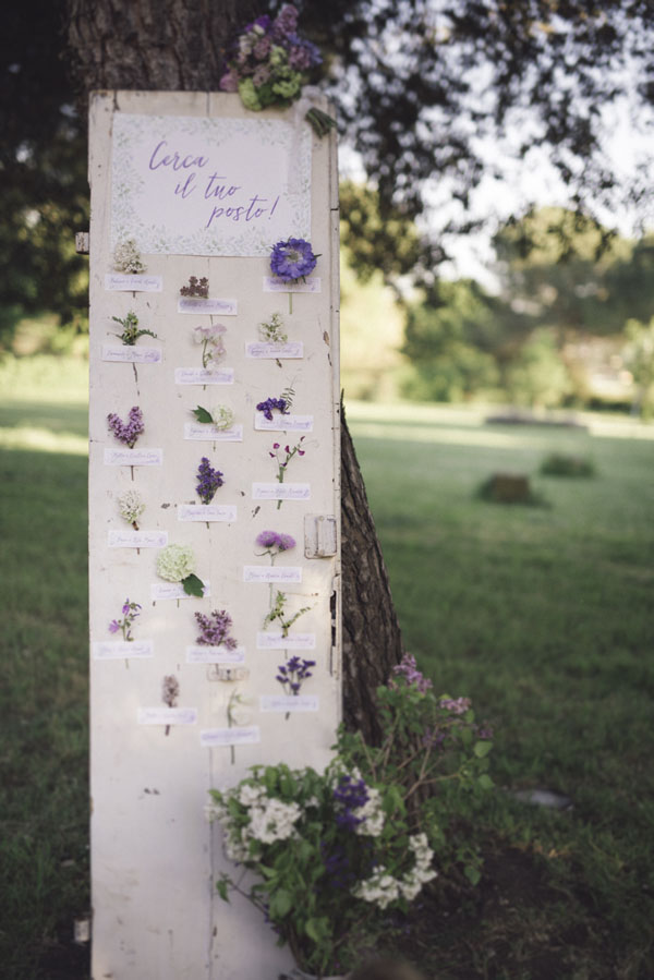 tableau de mariage con flores de color púrpura