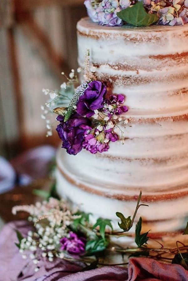torta desnuda con flores moradas