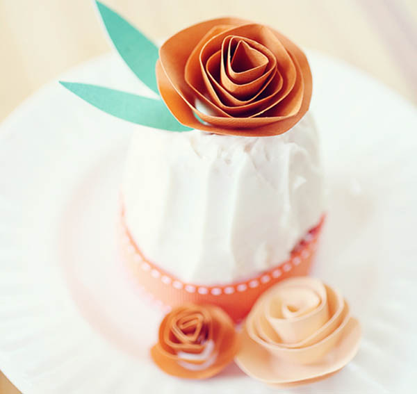 adorno de pastel de flores de papel