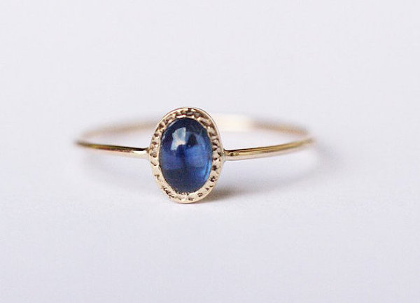 Anillo con zafiro ovalado