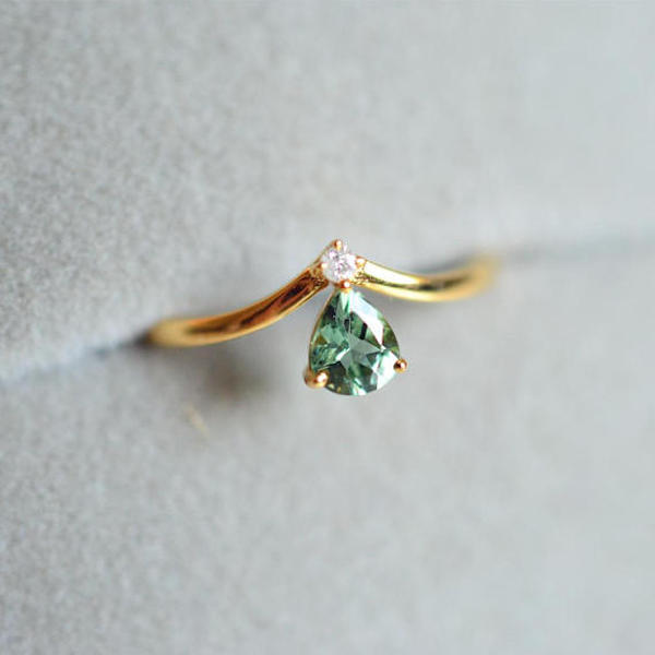 Anillo de compromiso de turmalina verde