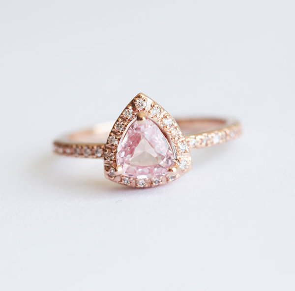 Anillo de oro rosa con zafiro rosa
