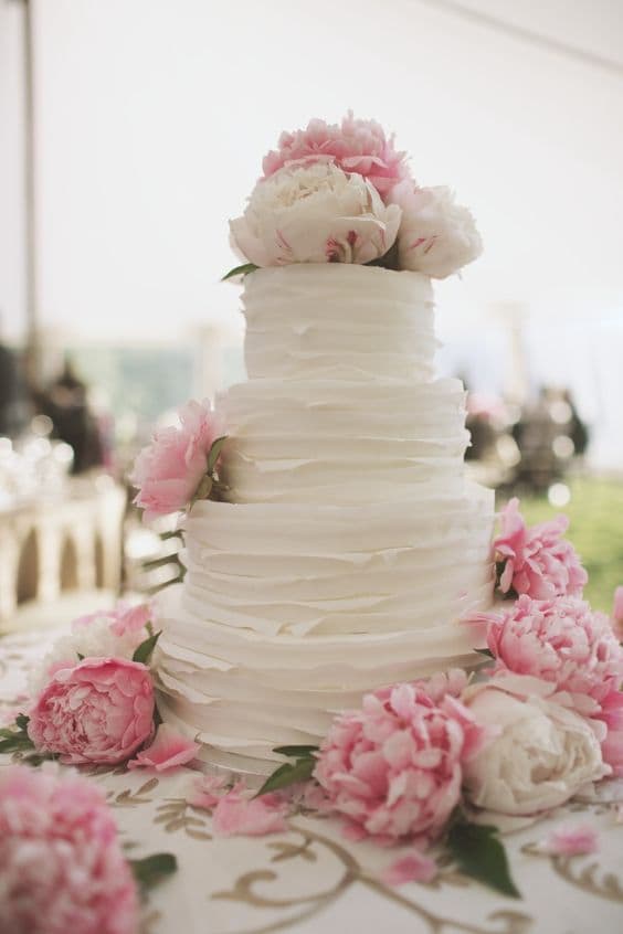 pastel de bodas con peonías