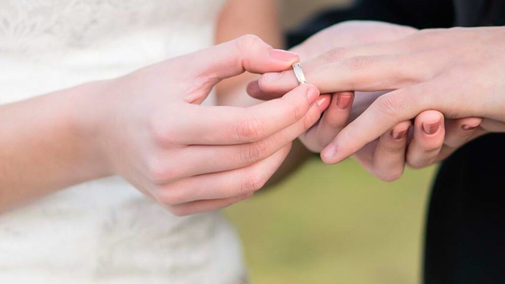 en que mano se pone el anillo de casado