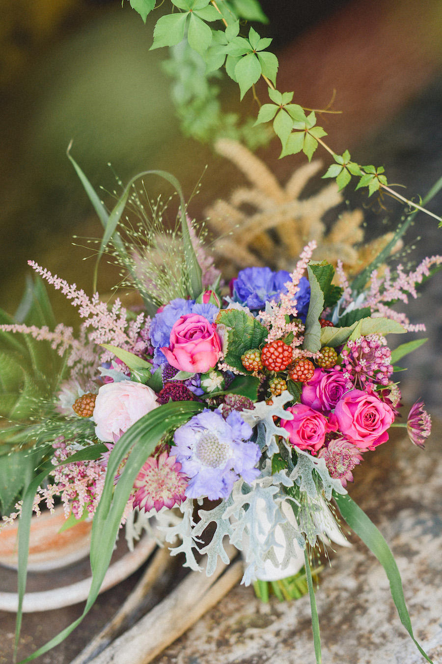 ramo bohemio con rosas, scabiosa, moras, astilbe, cineraria marítima