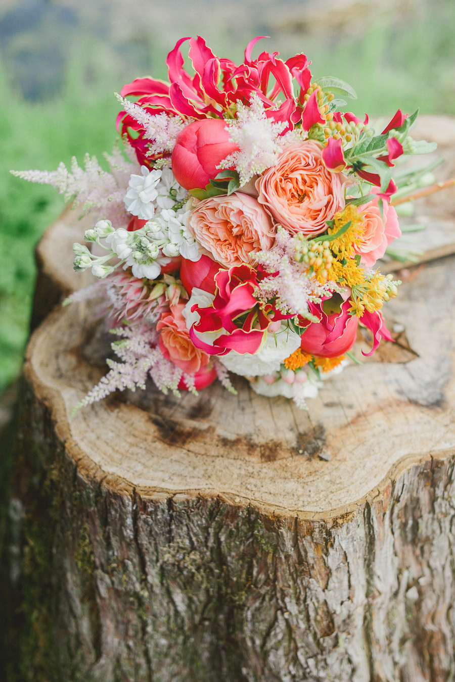 ramo con peonias coral, rosas inglesas, astilbe y gloriosa