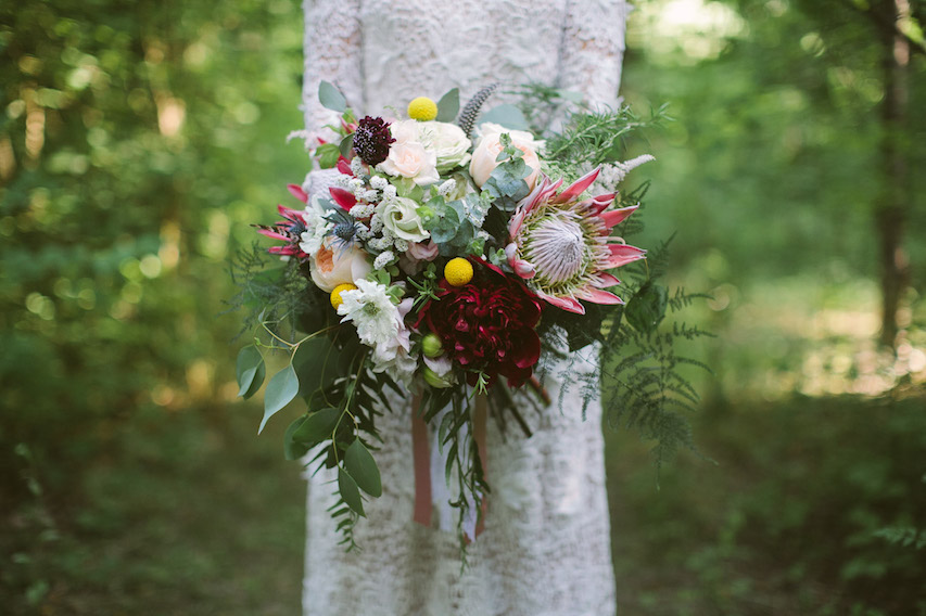 ramo bohemio con proteas, peonias, scabiosa, craspedia y eryngium
