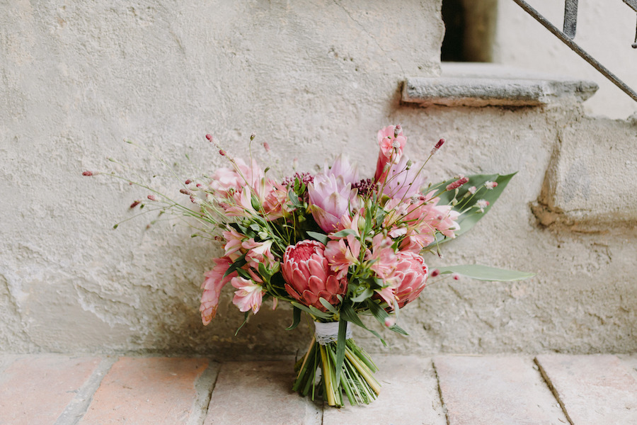 ramo tropical en rosa, con proteas y alpinia purpurata