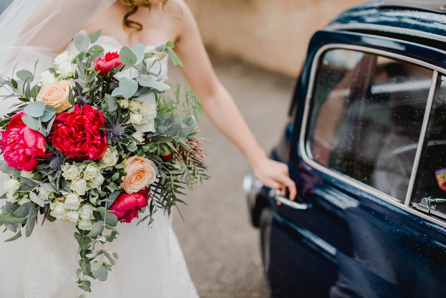 ramo con peonías rojas, rosas melocotón, eryngium y eucalipto
