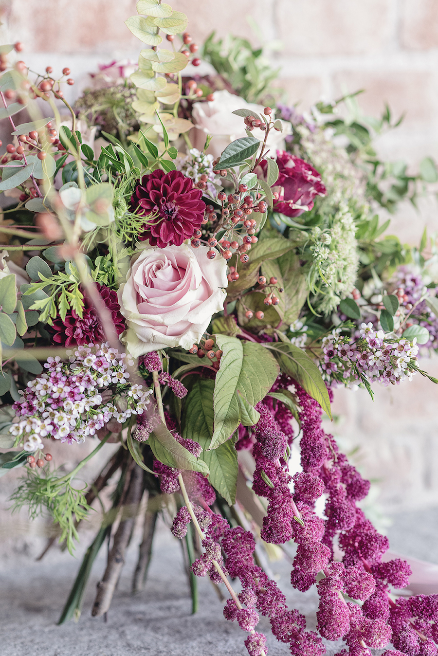 ramo con dalias, rosas, bayas, amaranto, flor de cera