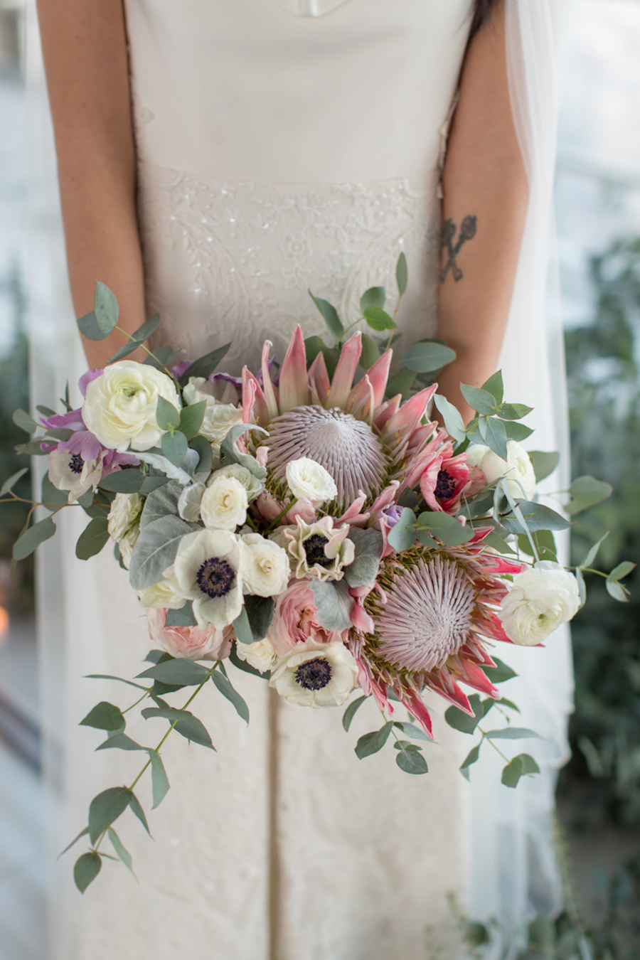 ramo con proteas, anémonas, ranunculus