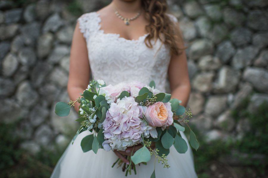 ramo con peonías, hortensias y hojas de eucalipto