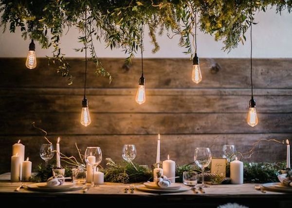 iluminación de bodas con bombillas edison y velas