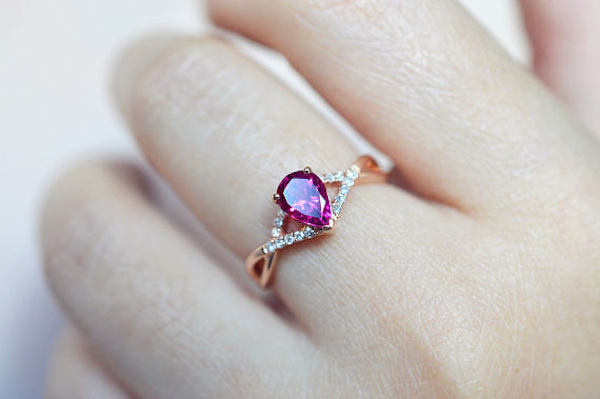 Anillo de oro rosa con turmalina Anillo de oro rosa con turmalina