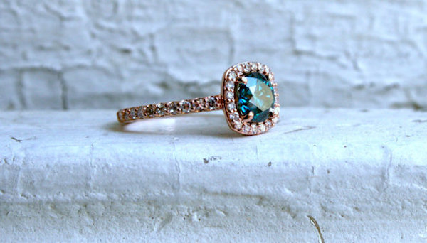 Anillo pavé con diamante azul