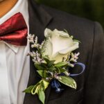 ¿Cómo se llama la flor que va en el traje del novio?